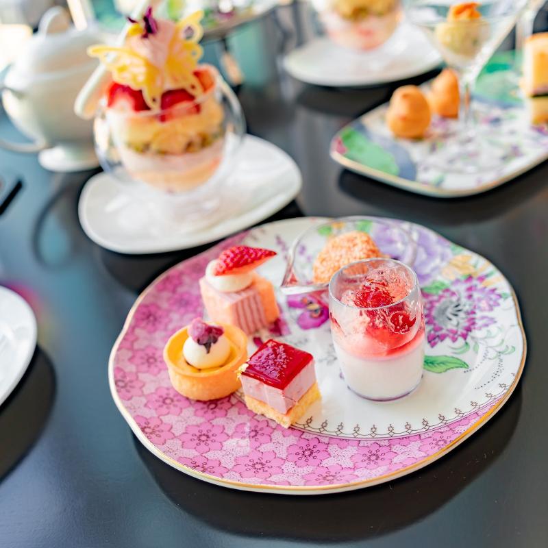 バー・ラウンジ THE BAR／ザ ロイヤルパークホテル アイコニック 東京汐留のAFTERNOON TEA with “SIROCCO”「ストロベリー＆桜」のスイーツ画像