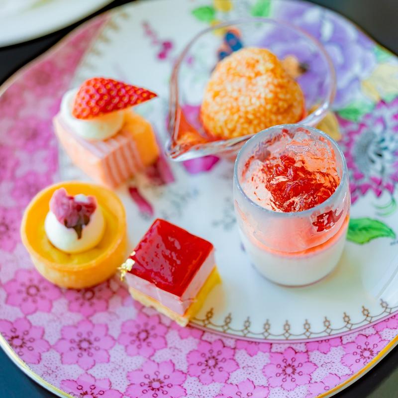 バー・ラウンジ THE BAR／ザ ロイヤルパークホテル アイコニック 東京汐留のAFTERNOON TEA with “SIROCCO”「ストロベリー＆桜」のスイーツ追加1画像