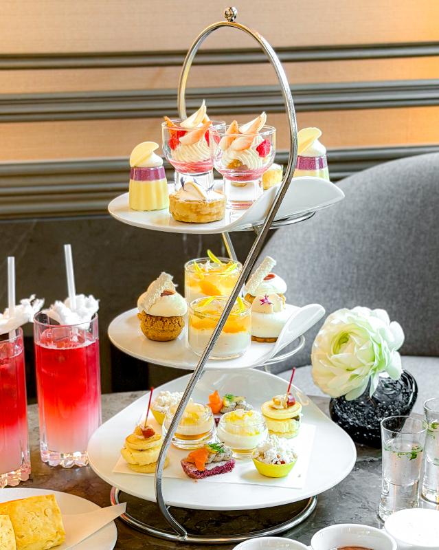 ジャヌ ラウンジ & ガーデンテラス／ジャヌ東京のストロベリー＆ホワイト アフタヌーンティーのスタンド画像