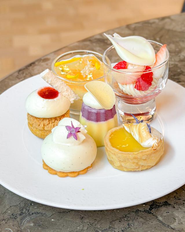 ジャヌ ラウンジ & ガーデンテラス／ジャヌ東京のストロベリー＆ホワイト アフタヌーンティーのスイーツ画像