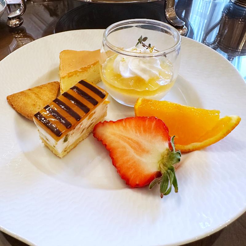 デザートカフェ長楽館／ホテル長楽館のはちみつチーズアフタヌーンティーのスイーツ画像