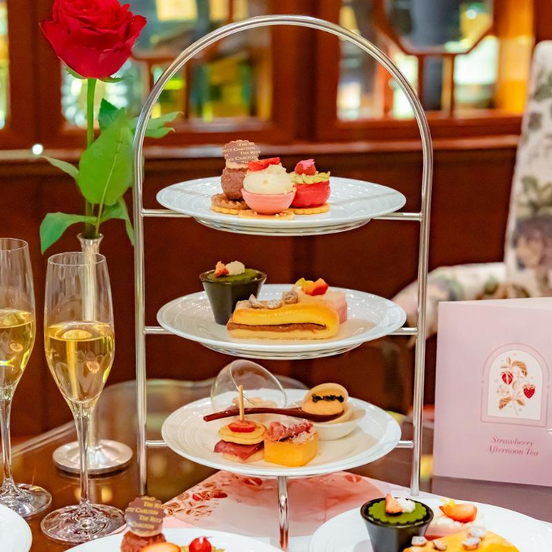 ザ ロビーラウンジ／ザ・リッツ・カールトン大阪のストロベリーアフタヌーンティーのスタンド画像