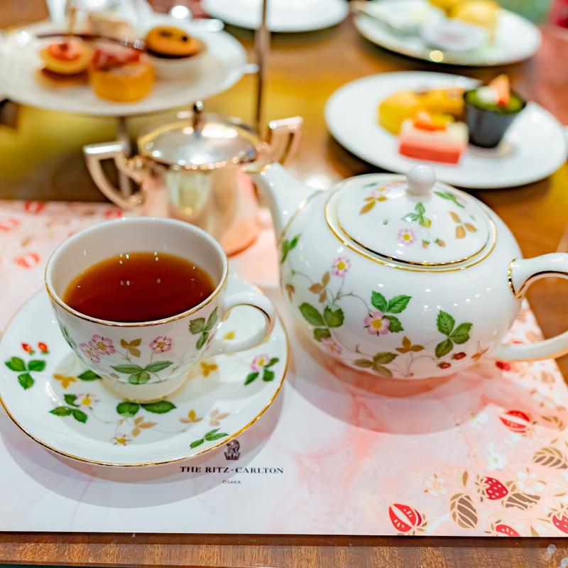 ザ ロビーラウンジ／ザ・リッツ・カールトン大阪のストロベリーアフタヌーンティーの飲み物画像
