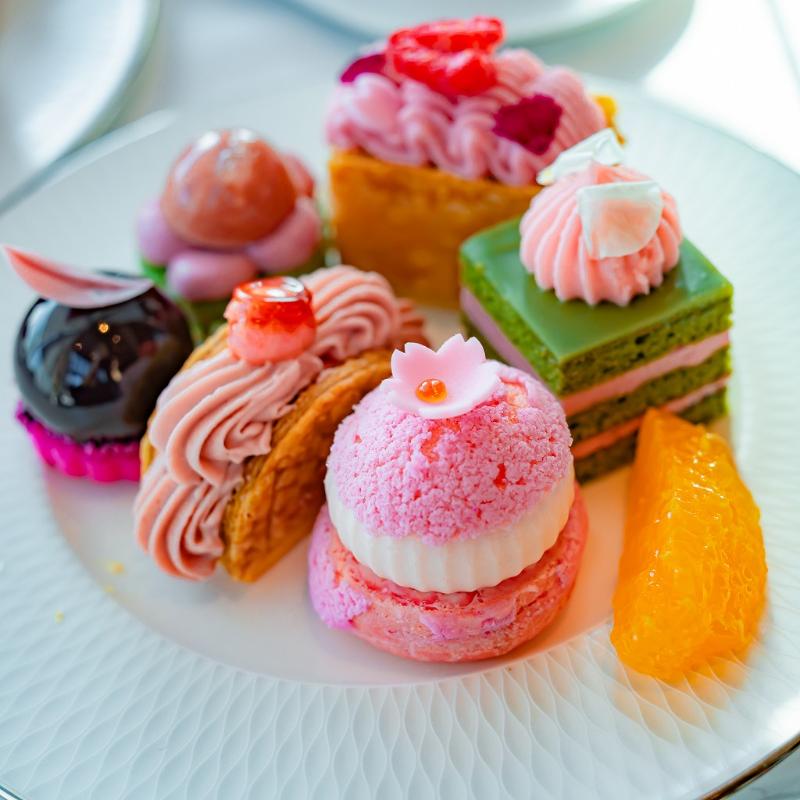 ビュメール／フェアモント東京のフレンチアフタヌーンティー「SAKURA IN PARIS」のスイーツ画像