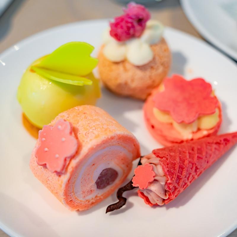 メゾンマルノウチ／フォーシーズンズホテル東京丸の内の桜アフタヌーンティーのスイーツ画像