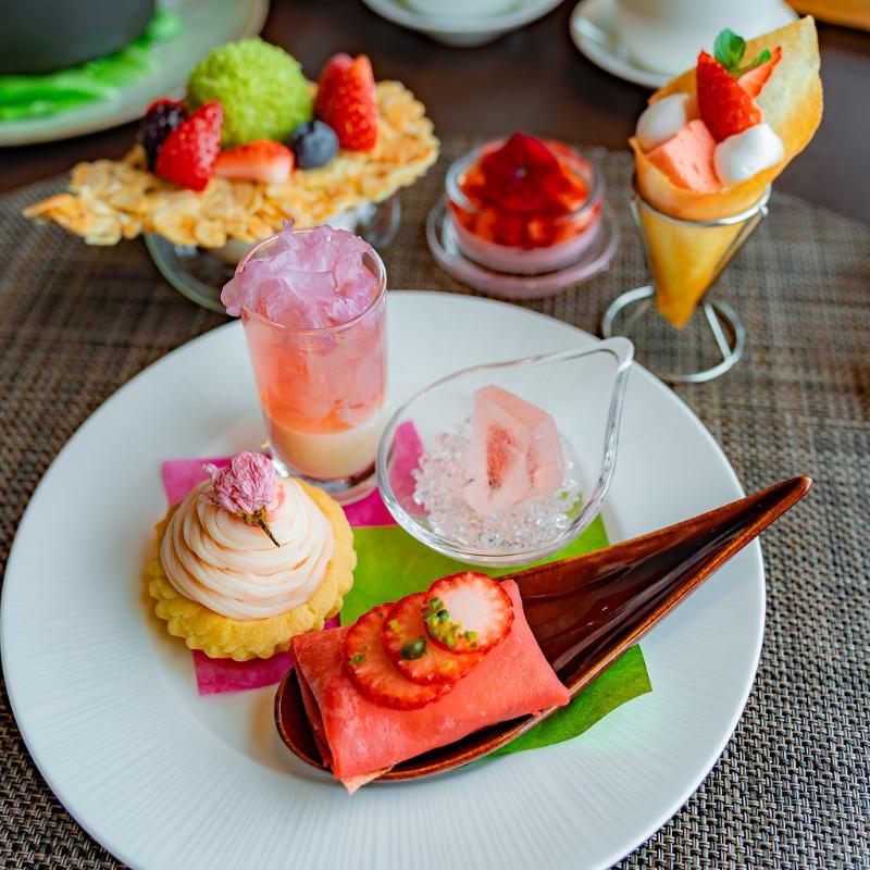 チャイナシャドー／ストリングスホテル東京インターコンチネンタルの桜いちごチャイニーズアフタヌーンティーのスイーツ画像