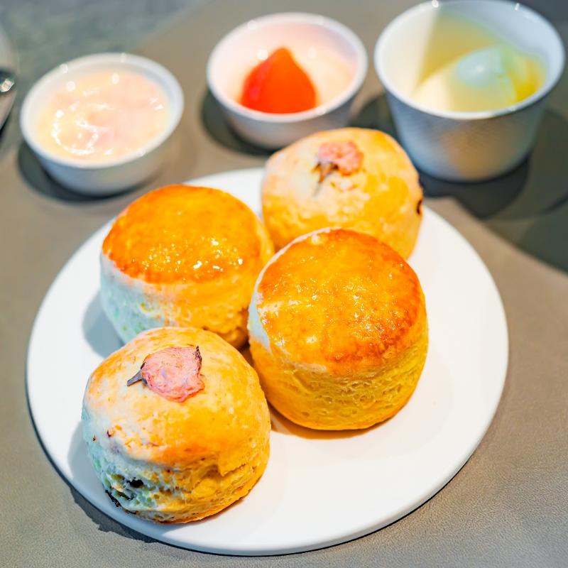 JWラウンジ／JWマリオット・ホテル東京のJWストロベリーアフタヌーンティー ～白苺と桜～のスコーン画像