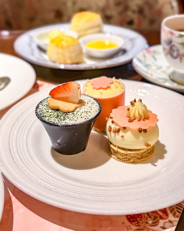 ザ ロビーラウンジ／ザ・リッツ・カールトン大阪のアフタヌーンティー「さくら&ストロベリー ロワイヤル」のスタンド1段目画像