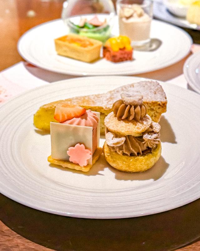 ザ ロビーラウンジ／ザ・リッツ・カールトン大阪のアフタヌーンティー「さくら&ストロベリー ロワイヤル」のスタンド2段目画像