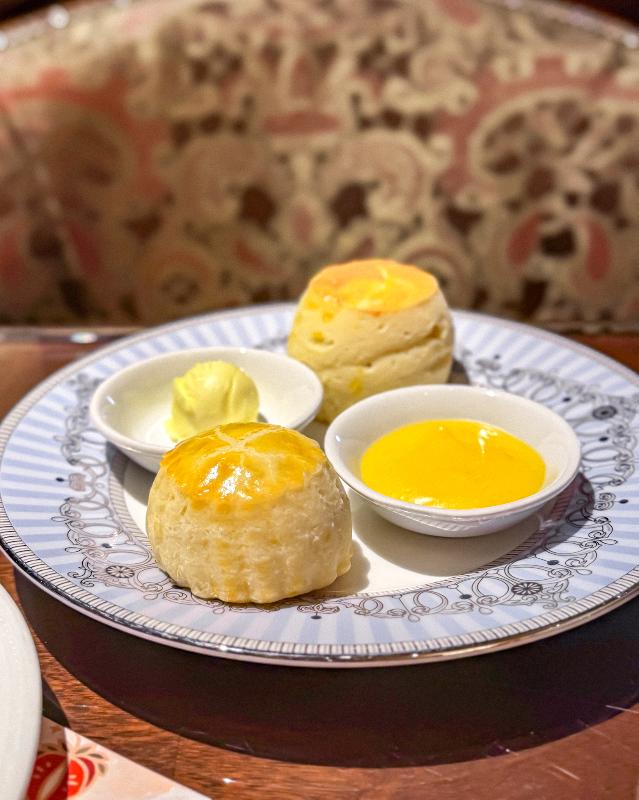 ザ ロビーラウンジ／ザ・リッツ・カールトン大阪のアフタヌーンティー「さくら&ストロベリー ロワイヤル」のスタンドその他プレート1画像