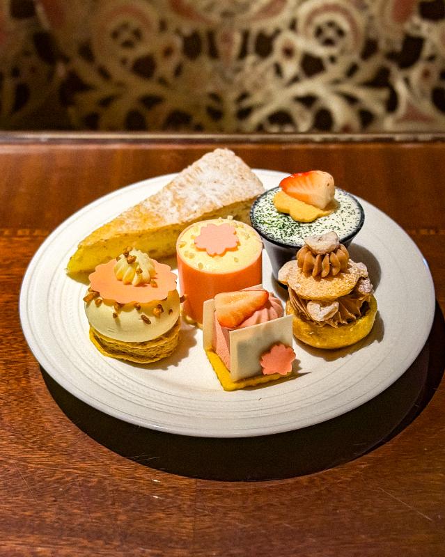 ザ ロビーラウンジ／ザ・リッツ・カールトン大阪のアフタヌーンティー「さくら&ストロベリー ロワイヤル」のスイーツ画像