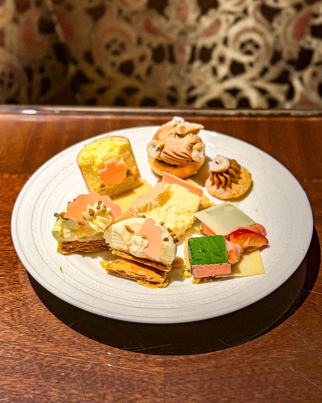 ザ ロビーラウンジ／ザ・リッツ・カールトン大阪のアフタヌーンティー「さくら&ストロベリー ロワイヤル」のスイーツ追加1画像
