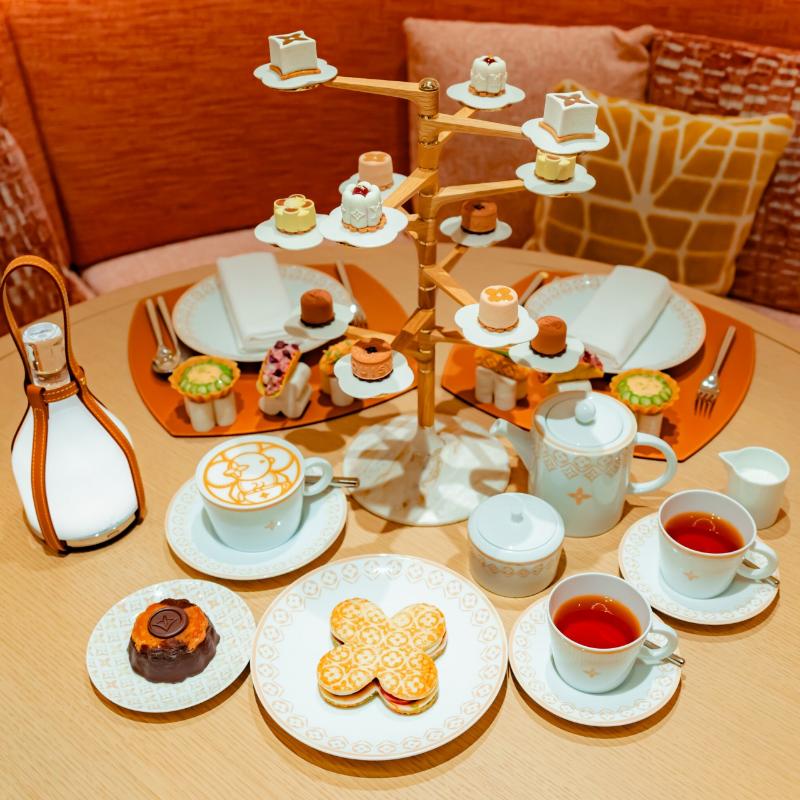 ル・カフェ・ルイ・ヴィトンのA JOURNEY THROUGH OUR SIGNATURE DELIGHTSのスタンド画像