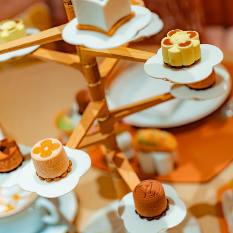 ル・カフェ・ルイ・ヴィトンのA JOURNEY THROUGH OUR SIGNATURE DELIGHTSのスタンド2段目画像