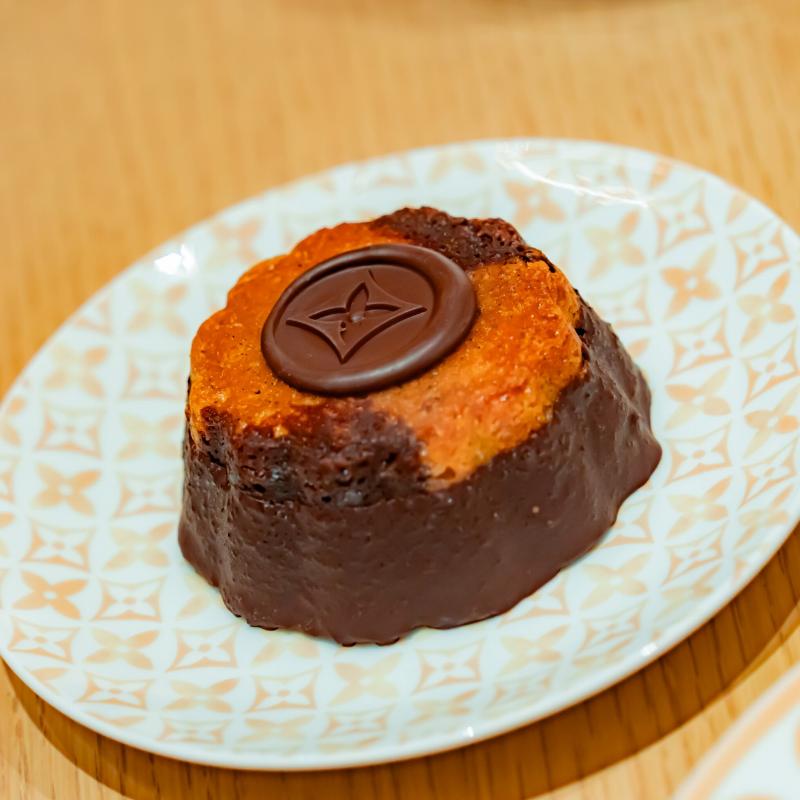 ル・カフェ・ルイ・ヴィトンのA JOURNEY THROUGH OUR SIGNATURE DELIGHTSのスタンドその他プレート2画像