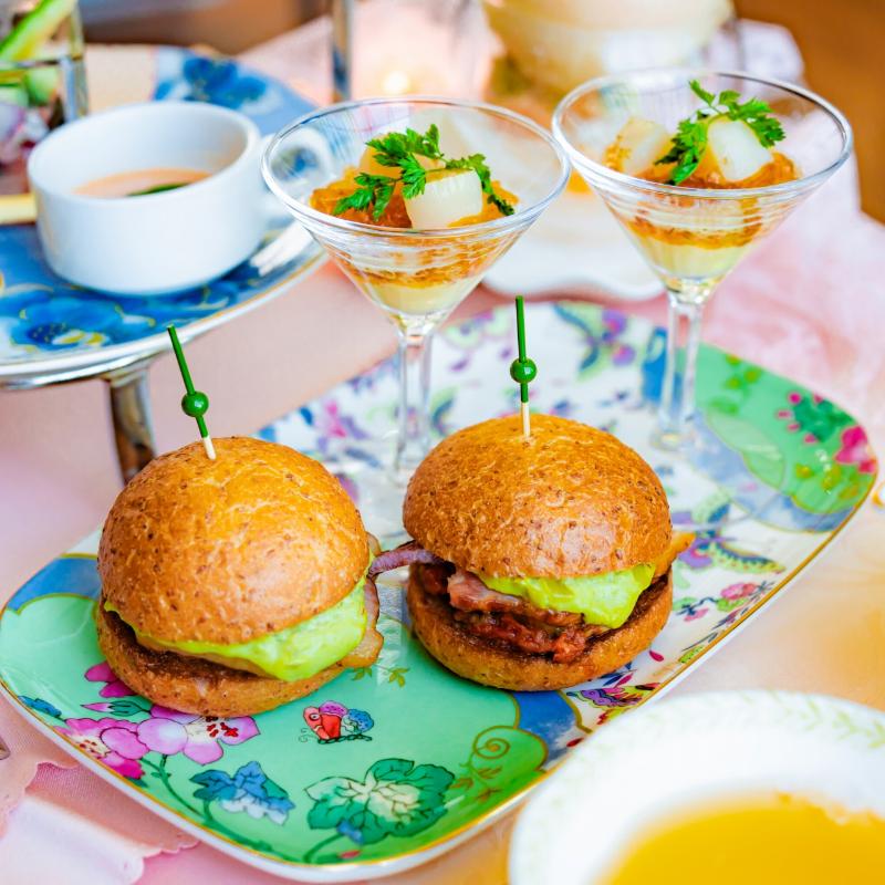 オールデイダイニング ハーモニー／ザ ロイヤルパークホテル アイコニック 東京汐留のAFTERNOON TEA with “SIROCCO”「ピーチ」のスタンドその他プレート1画像