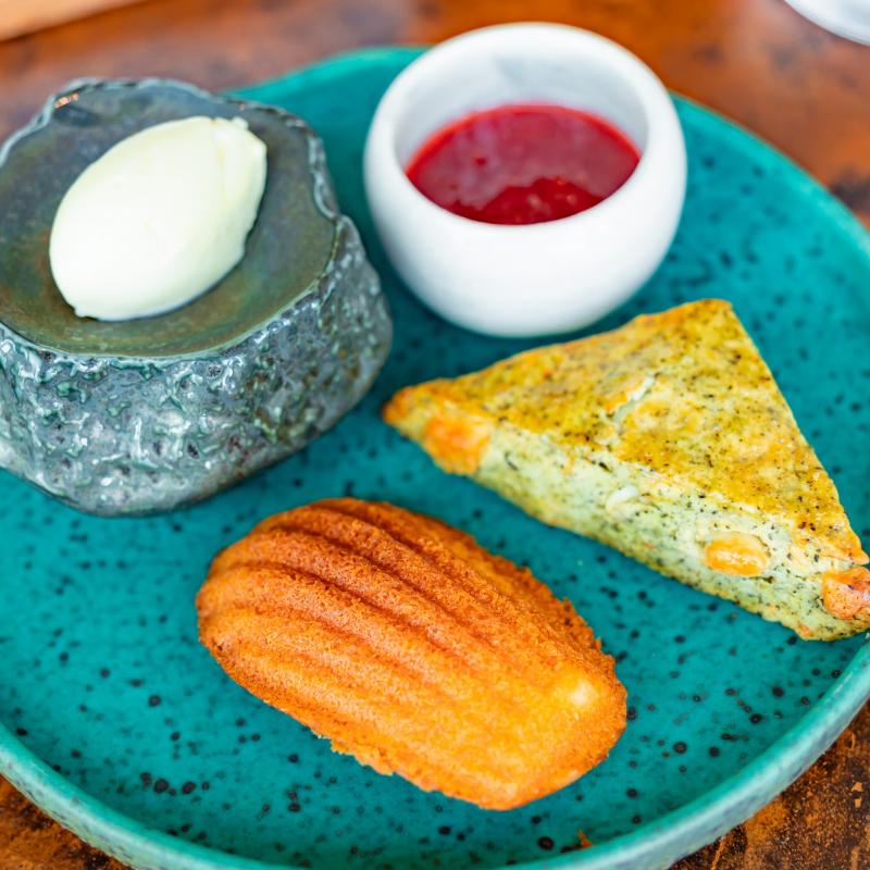 NiNi／1 Hotel TokyoのLa Belle Vie Afternoon Tea ～桃のアフタヌーンティー～のスコーン画像