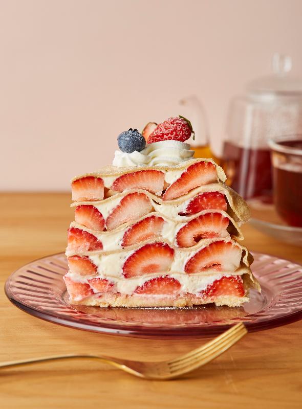 【Afternoon Tea LOVE&TABLE】プレミアムな苺づくし「苺のミルクレープ」や、苺×ミルクティーなど冬の新作ミルクレープを発売の画像2