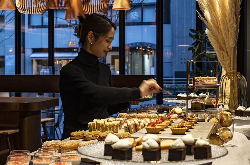 お好みのスイーツを選んでご自分でハイティースタンドに盛り付けられる【ANYTHING AFTERNOON TEA】が販売開始の画像2