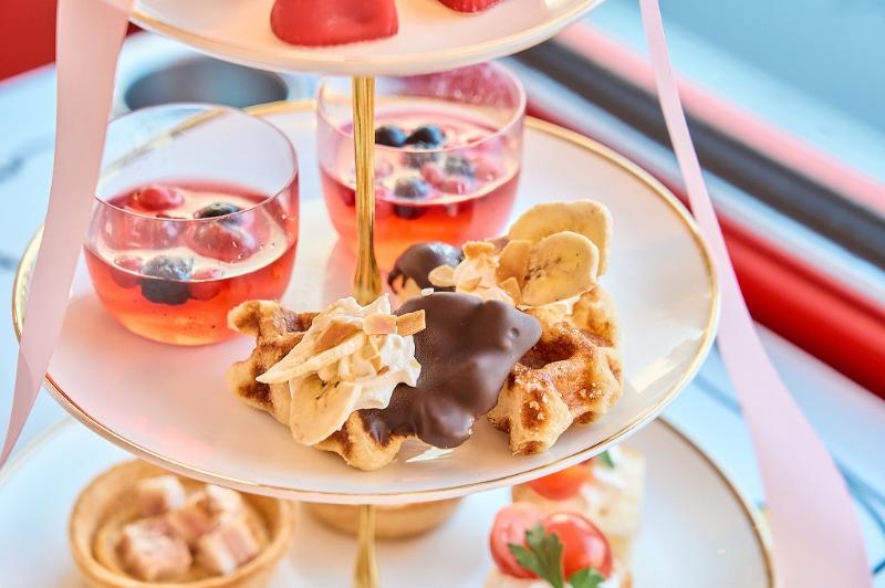 【大人バレンタイン】日本初のアフタヌーンティーバスツアーがバレンタインバージョンで運行開始！〜ロマンチックな特別メニューに注目！真っ赤なハートチョコレートやワインの飲み放題も〜の画像2