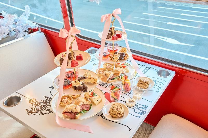 【大人バレンタイン】日本初のアフタヌーンティーバスツアーがバレンタインバージョンで運行開始！〜ロマンチックな特別メニューに注目！真っ赤なハートチョコレートやワインの飲み放題も〜の画像4