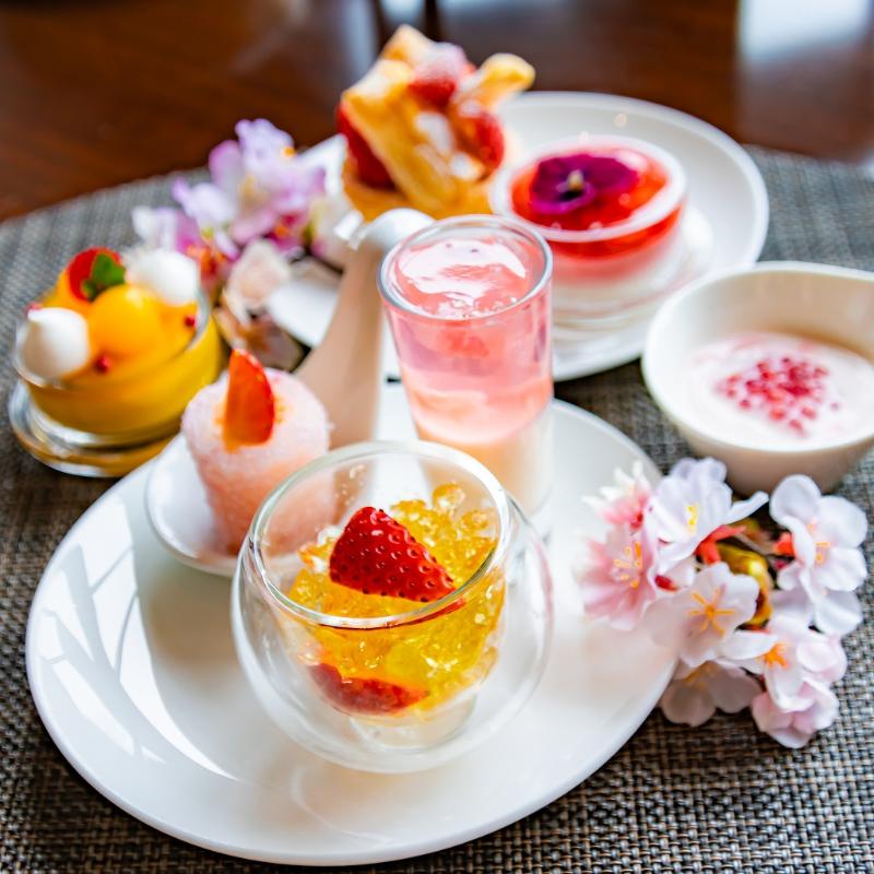 チャイナシャドー／ストリングスホテル東京インターコンチネンタルの桜ストロベリーアフタヌーンティーのスイーツ画像